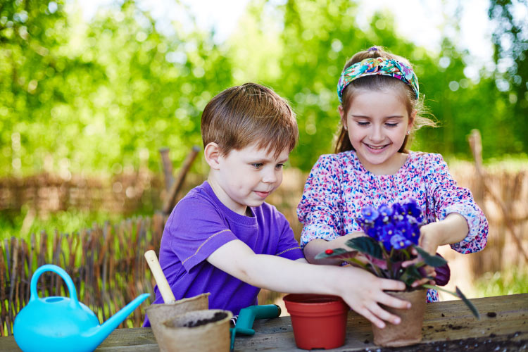 Laissez votre enfant participer au jardinage 