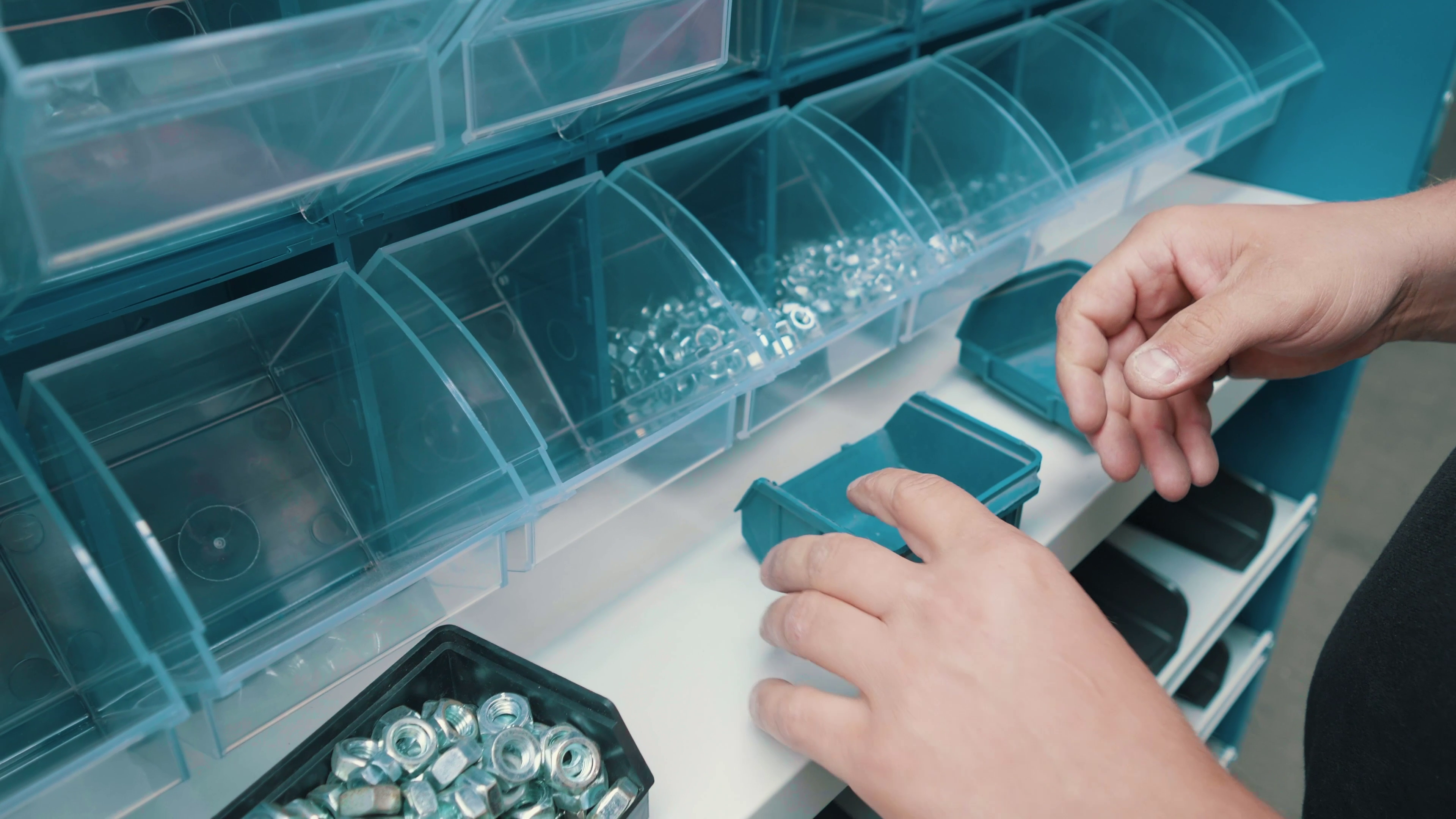 Regał z pojemnikami – kompletny przewodnik po systemach przechowywania do magazynu, warsztatu i domu 9 Sposób na przechowywanie nakrętek. Źródło: Brastech