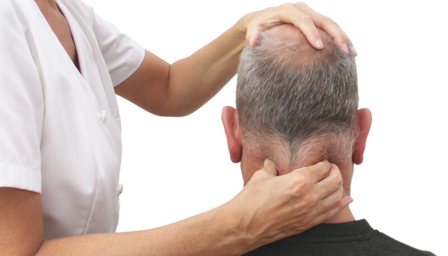 Eldre mann får nakkebehandling av helsepersonell; en hånd støtter hodet mens den andre masserer området ved nakkeroten.