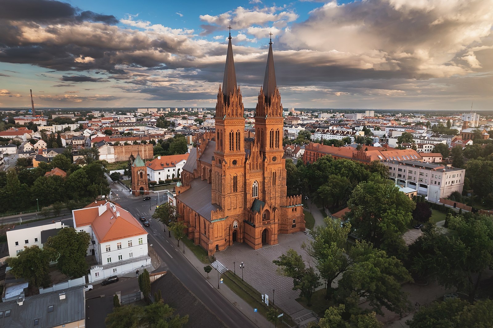 W mieście Włocławek możesz skorzystać z wypożyczalni aut - niezależnie od Twoich potrzeb i okoliczności. Źródło: https://commons.m.wikimedia.org/wiki/File:Bazylika_katedralna_WNMP_we_W%C5%82oc%C5%82awku,_widok_z_drona.jpg