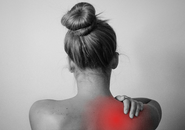 woman experiencing shoulder injury