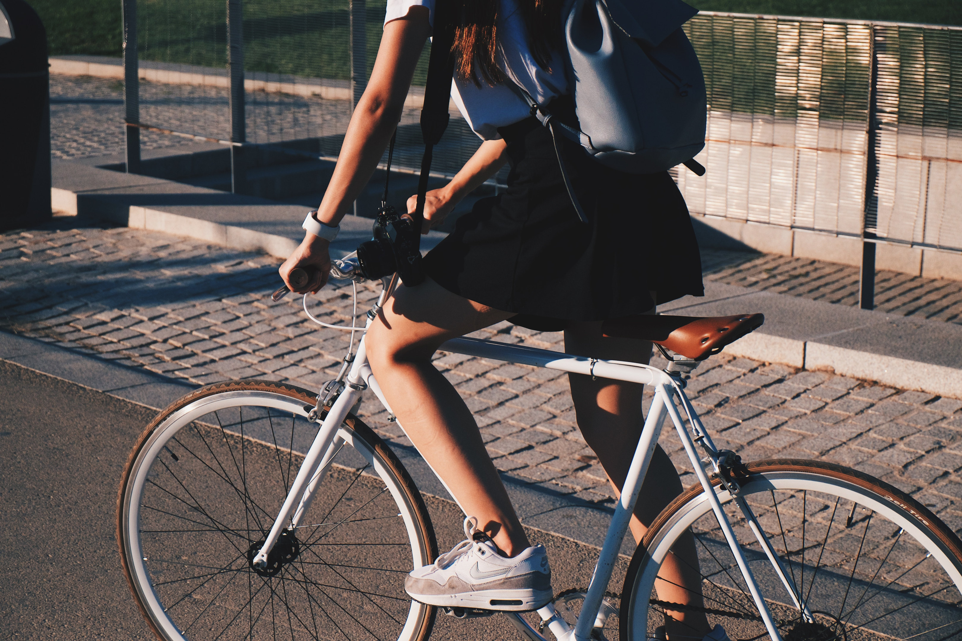 Jovem andando de bicicleta na cidade. Foto de Murillo de Paula, Unsplash.