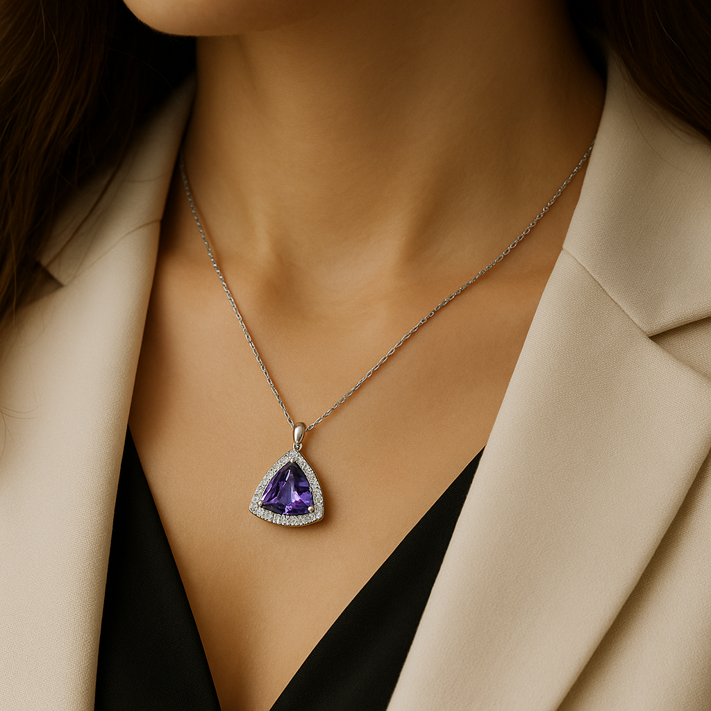 Stilingos moters kaklas su trikampio formos violetinio turmalino koljė, švelnioje šviesoje