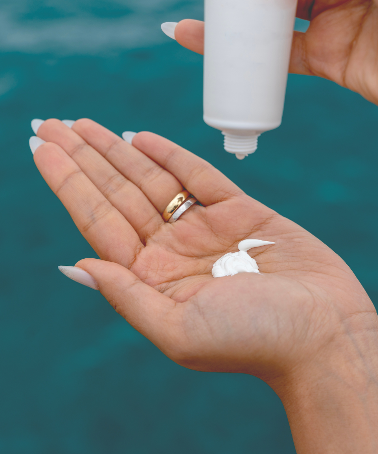Hand waarop zonnebrandcrème wordt aangebracht ter bescherming tegen de zon; de zon is de grootste veroorzaker van zonneallergie, waarvan de symptomen kunnen worden beperkt door zorgvuldig gebruik van zonnebrandcrème.