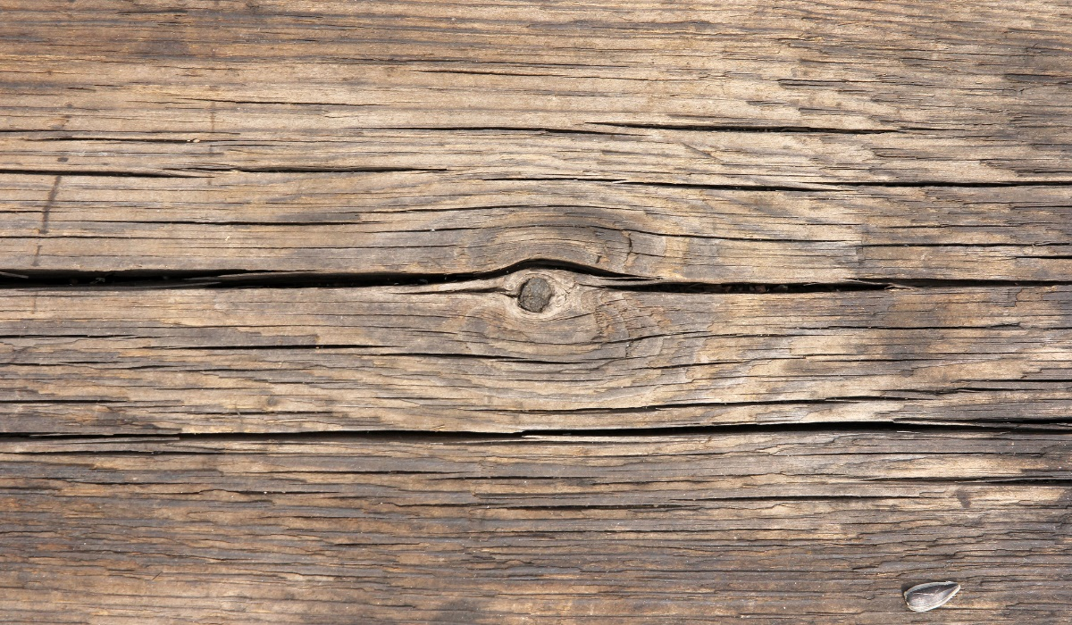 Restore wooden garden furniture - grain cracked wood tabletop - weather damaged heavy wood grain