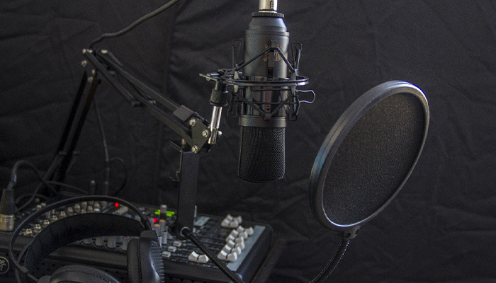 Microphone and equipment