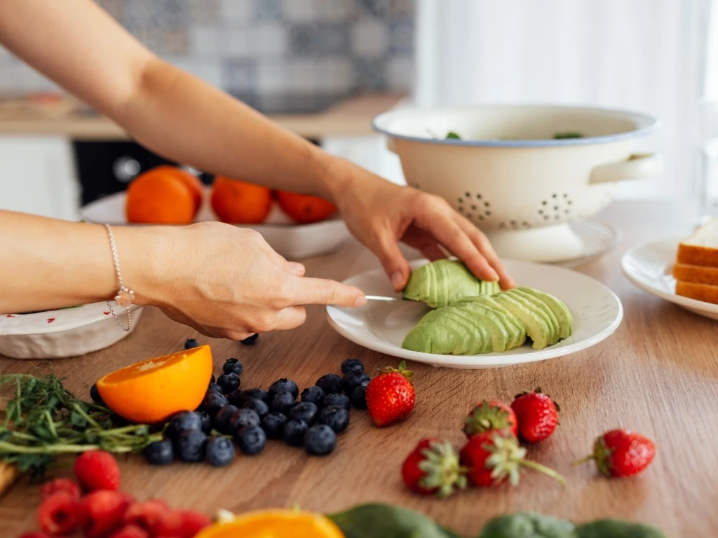 Best Fruits for PCOS (Low Glycemic Index & Nutrient-Rich)