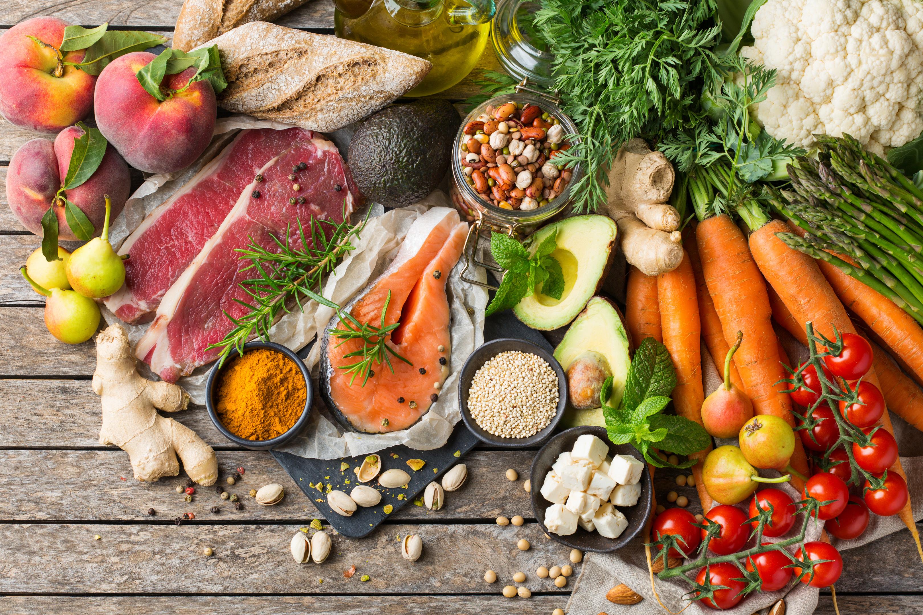 cutting board showing lean proteins, fruits, nuts, and berries, all good for alcohol detox