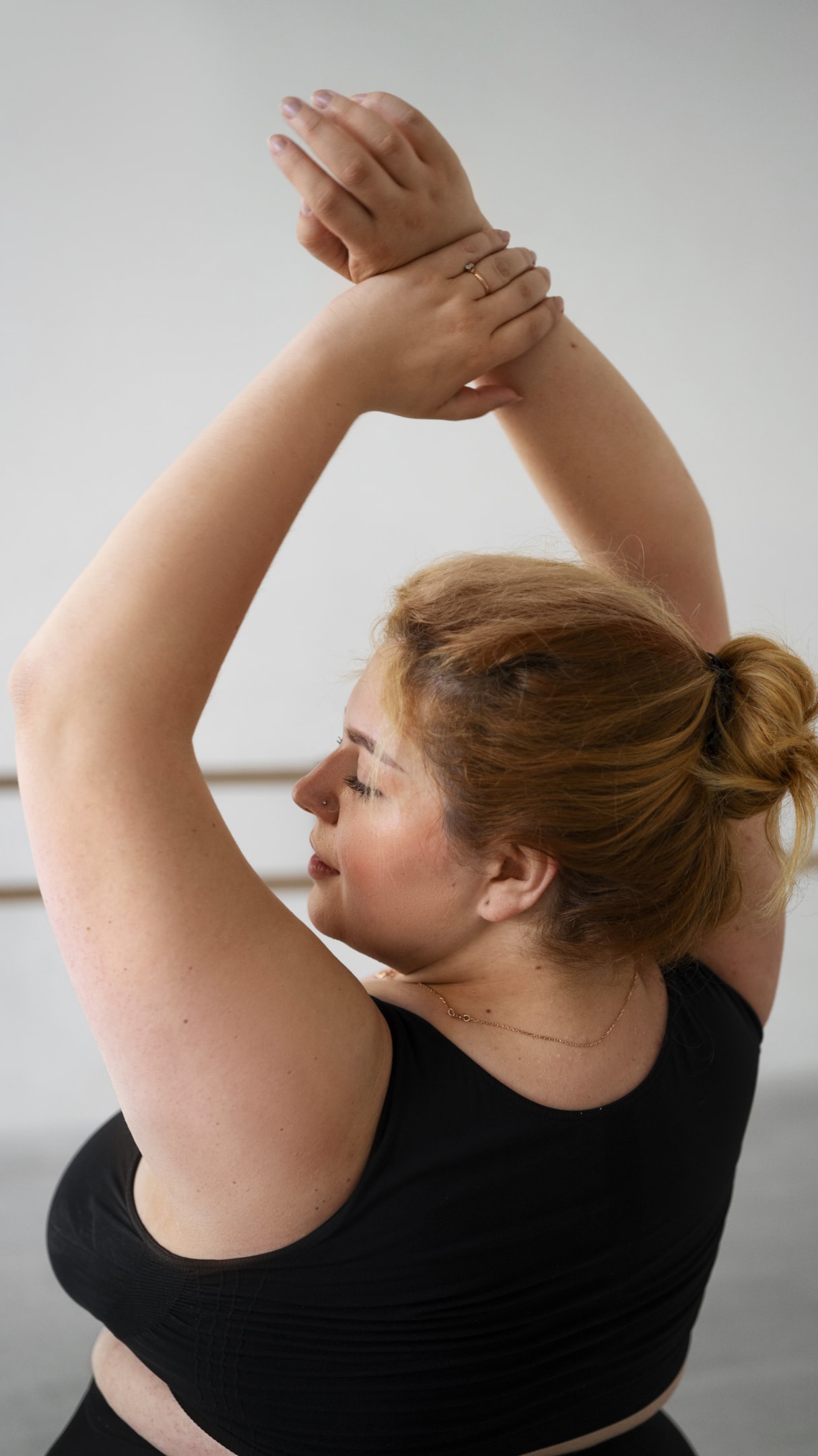 Na zdjęciu kobieta z lekką nadwagą, która próbuje schudnąć z ramion.