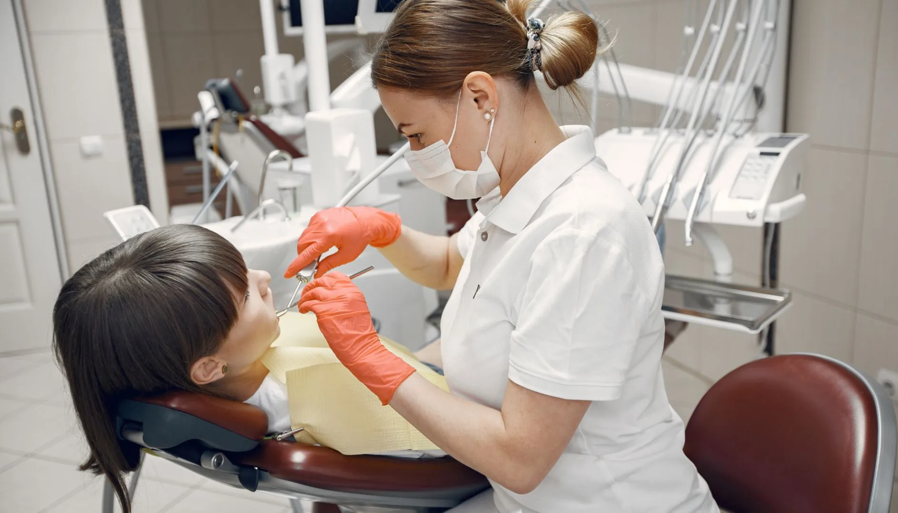 Tannlege undersøker tenner hos pasient.