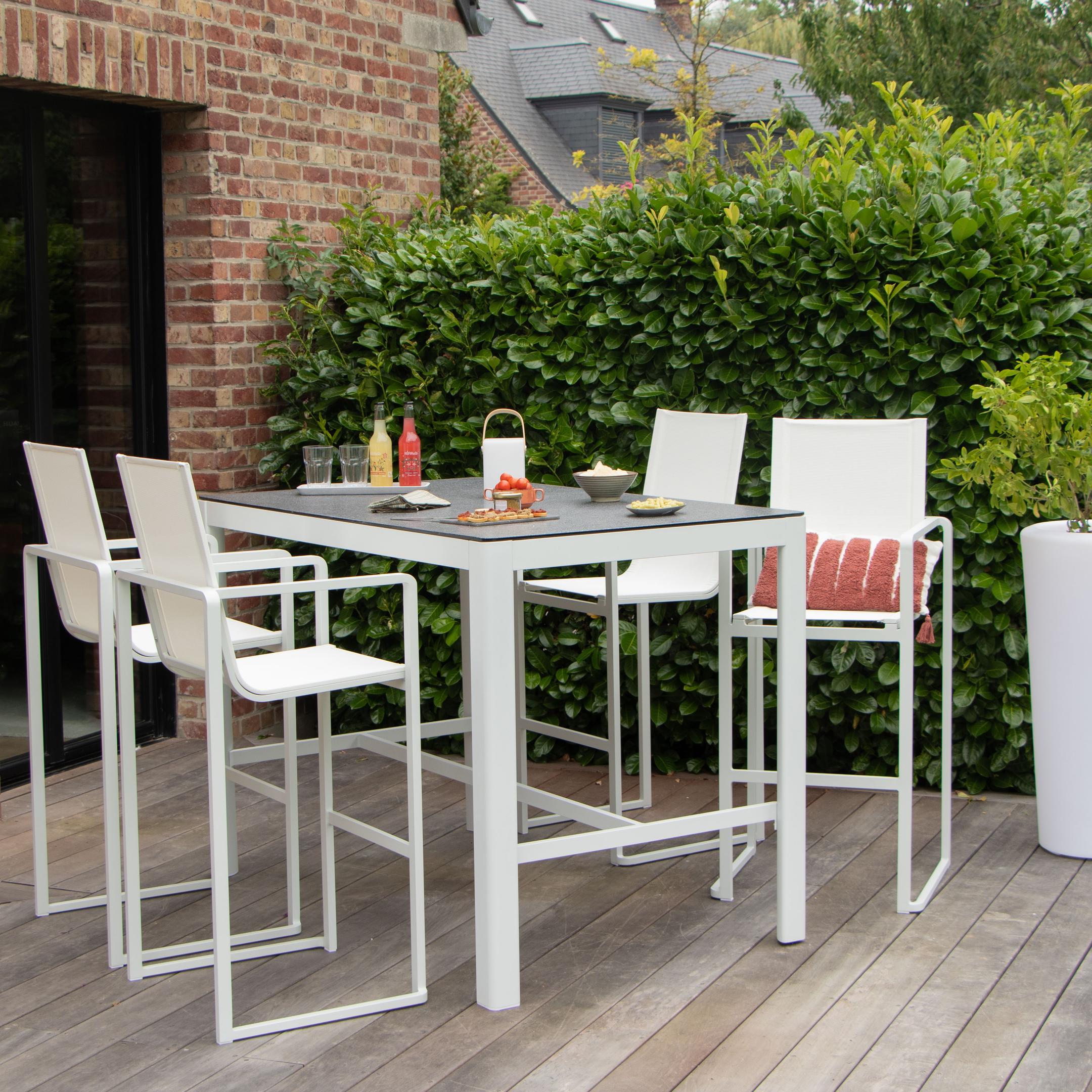 Barset en aluminium Wilsa Garden installé sur une terrasse rooftop moderne avec espace bar extérieur élégant et ambiance conviviale en soirée
