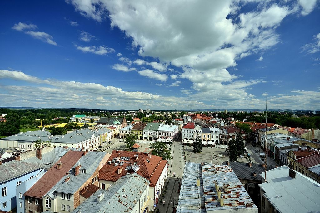 Widok z lotu ptaka na miasto Krosno. Źródło: https://commons.m.wikimedia.org/wiki/File:%22Parva_Cracovia%E2%80%9D_..._czyli_Krosno....jpg