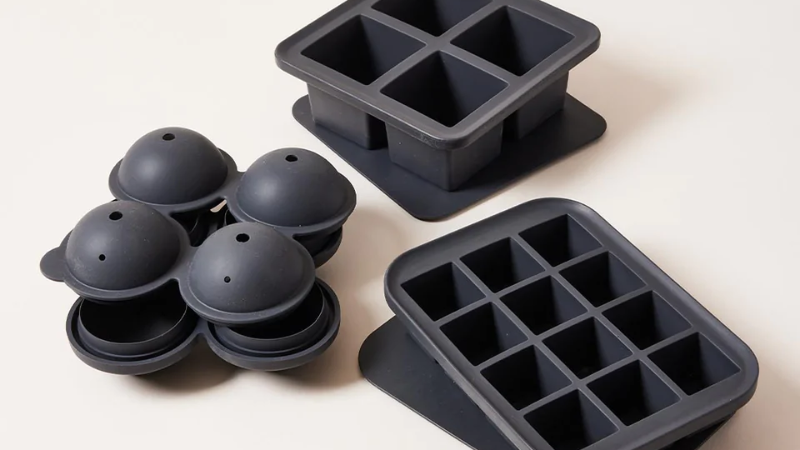 Flexible silicone tray with plastic lid
