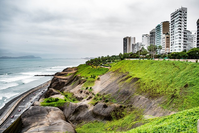 O que fazer em Lima: Um caminho na beira do mar com prédios na parte alta