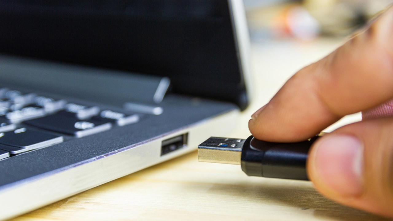 person plugging usb into a computer system, pen testers technique