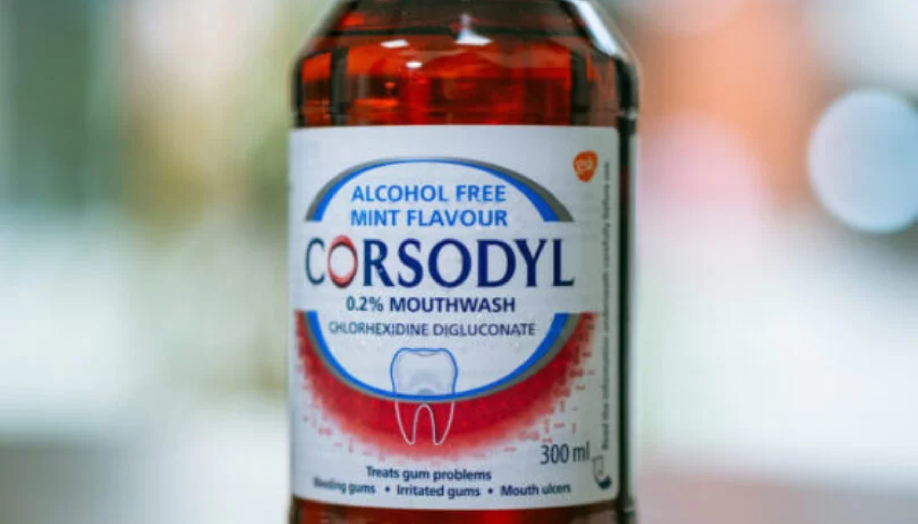 Corsodyl alkoholfri munnskyll med mintsmak og klorheksidin for behandling av tannkjøttproblemer.