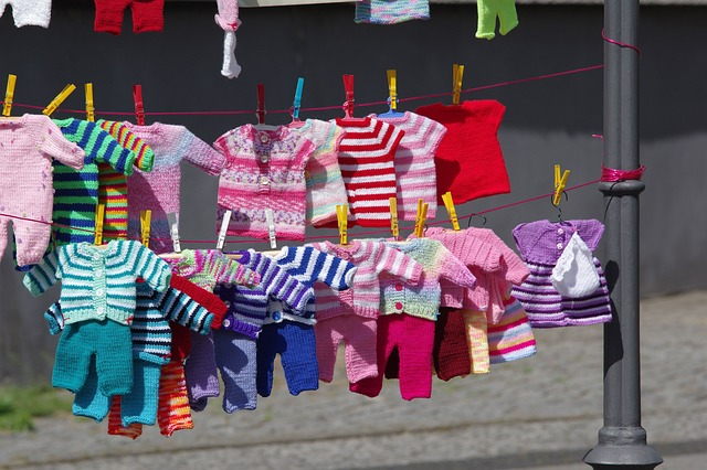 Kolorowe ubranka dla dzieci suszą się na lince