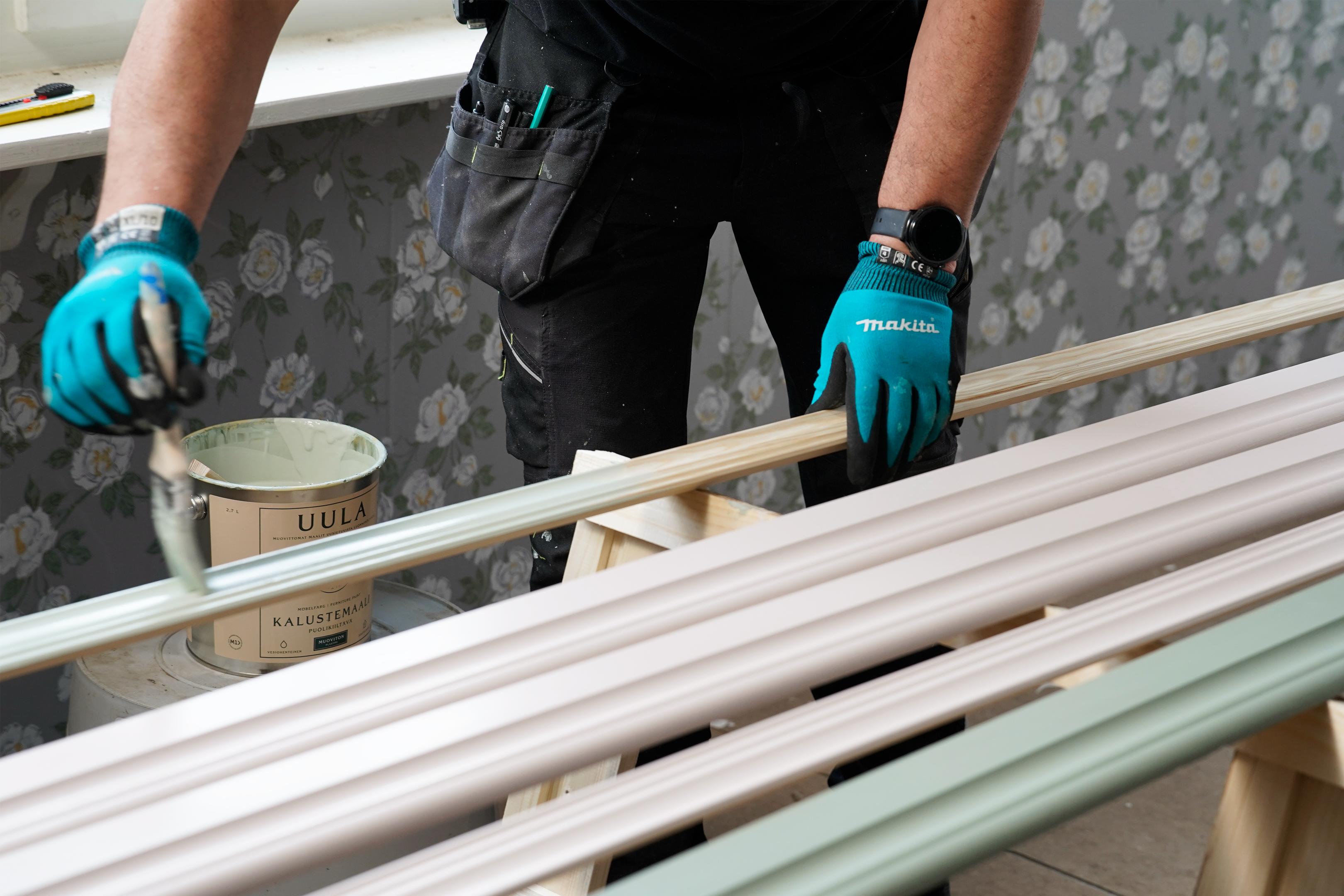 Listat saavat pintaansa Uula Kalustemaalia.