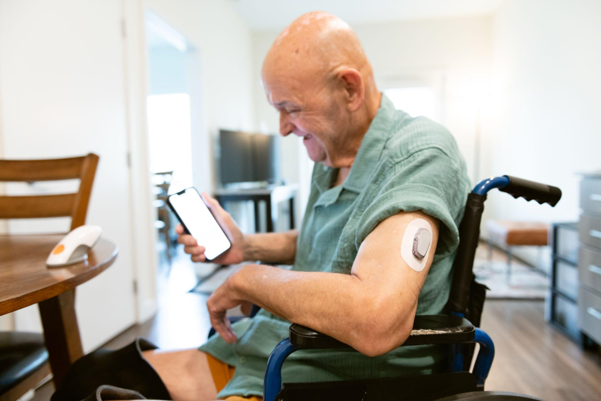 happy old man using the Freestyle Libre 2 system with glucose alarms, ensuring accurate monitoring of blood glucose levels to prevent missed alarms and manage diabetes effectively.