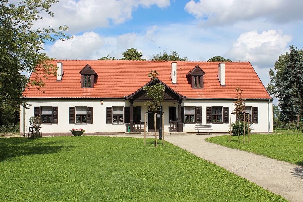 Dworek Marii Dąbrowskiej w Russowie (źródło: https://commons.wikimedia.org/wiki/File:Manor_in_Russ%C3%B3w_(20).JPG)