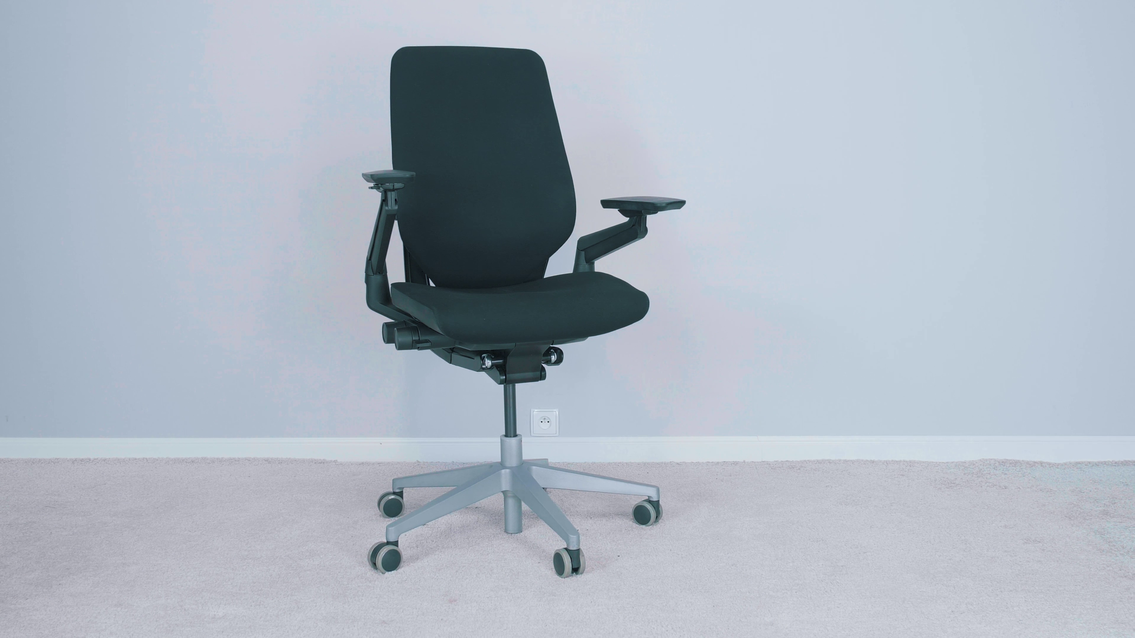Ranking foteli biurowych powyżej 2500 zł – najlepsze modele dla wymagających użytkowników 5 Steelcase Gesture. Źródło: Brastech