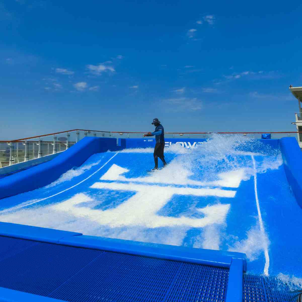 Cape Canaveral, USA - APRIL 29, 2018: Woman surfing on the Flow Rider at Oasis of the Seas at Cape Canaveral, USA on april 29, 2018. — Photo by Marina113
