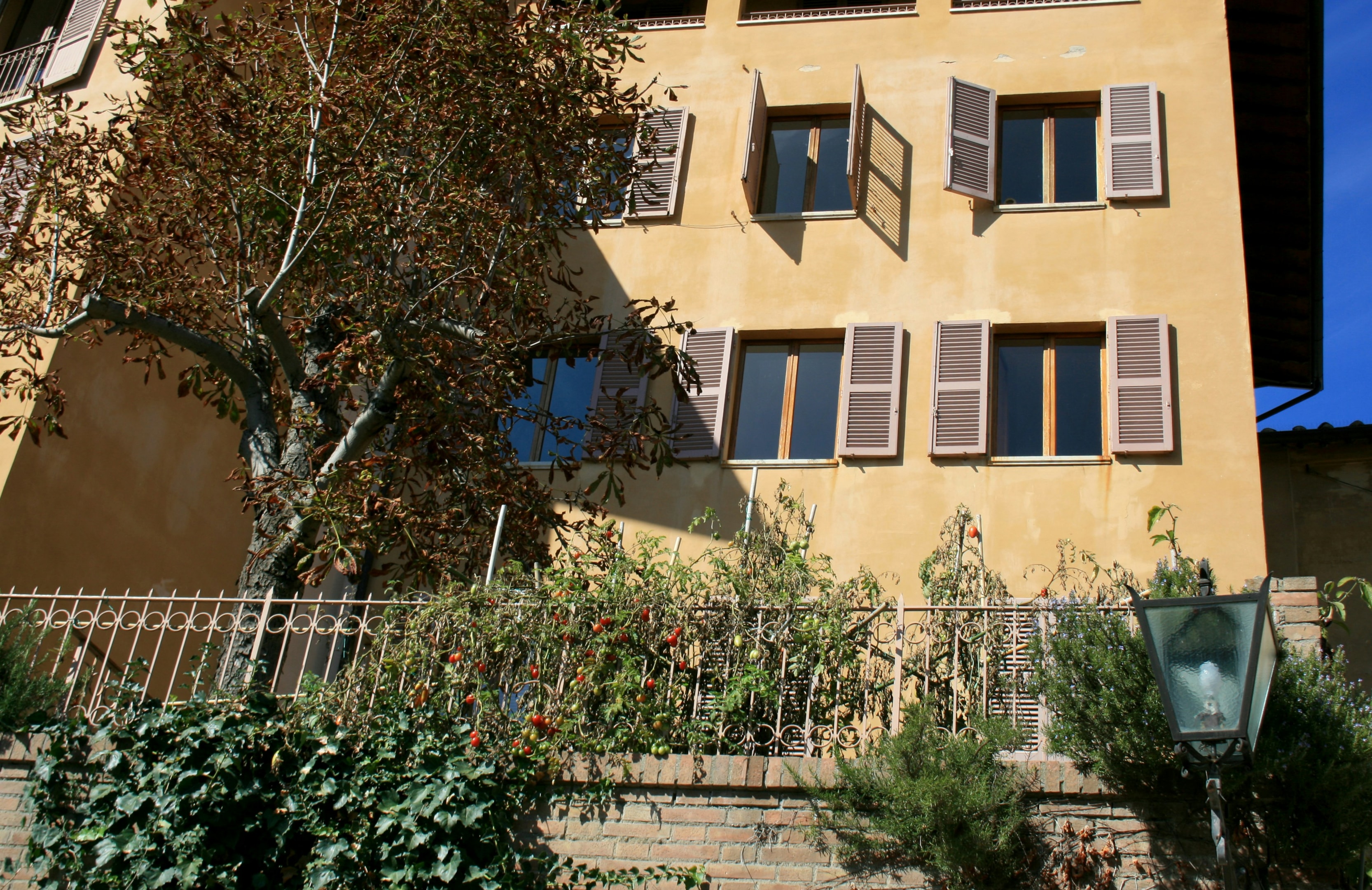 Small apartment building with a couple units targeted by real estate investor.