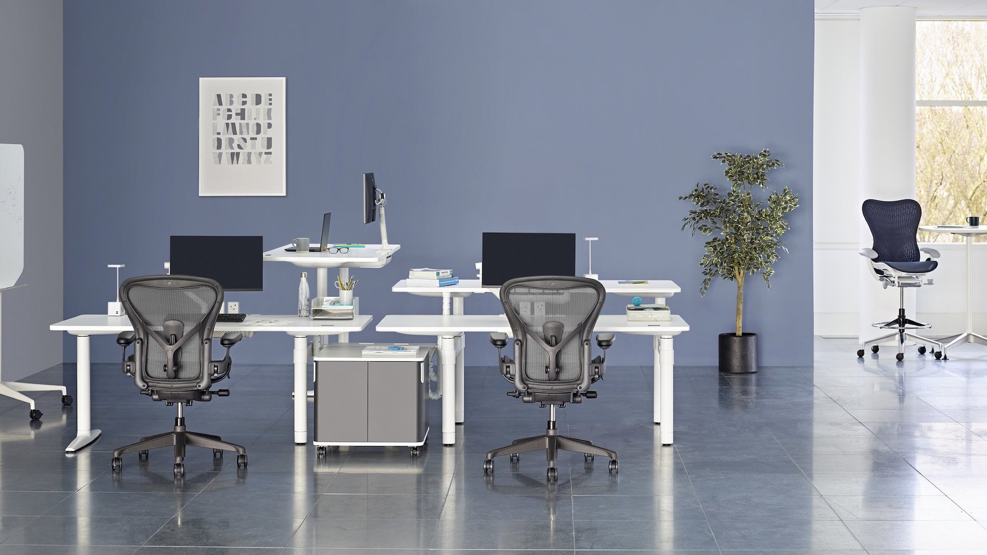 Zdjęcie przestrzeni biurowej Herman Miller. Źródło: Herman Miller [https://www.hermanmiller.com/en_eur/products/workspaces/]