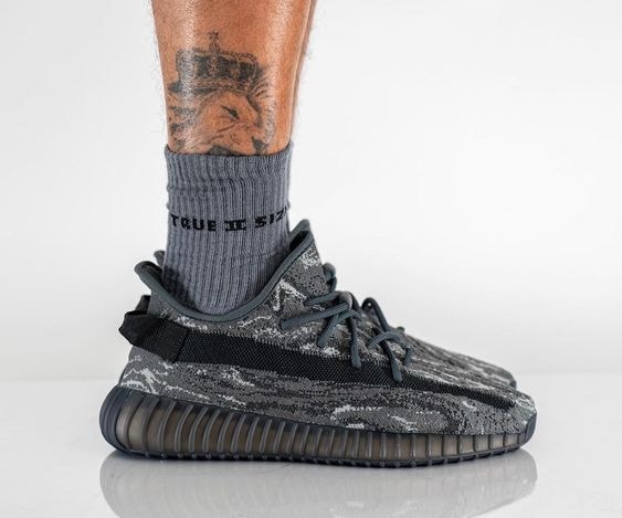 Yeezy Boost 350 v2 MX Dark Salt on fe