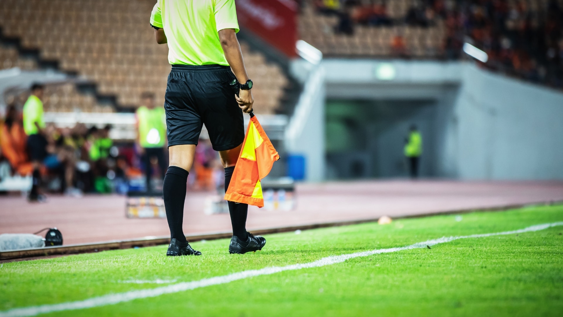 Domare på väg att döma offside