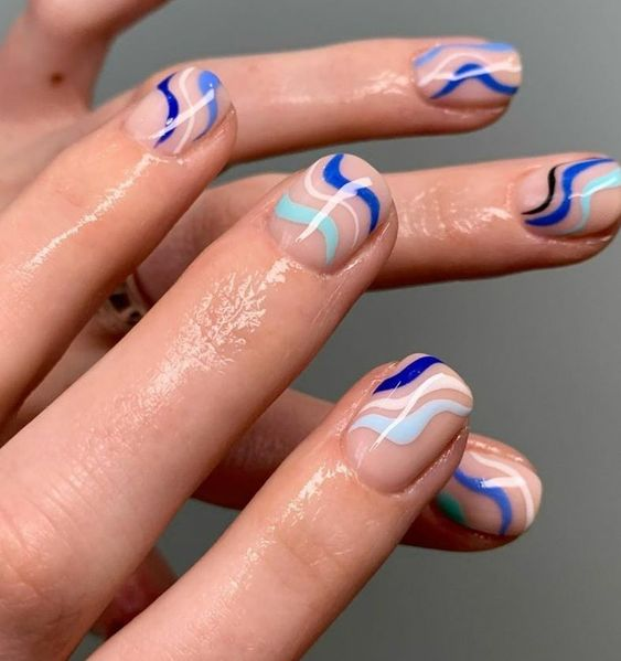 вълнообразни линии в синьо маникюр къси нокти