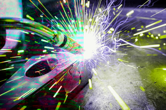 Близък план на процес на заваряване