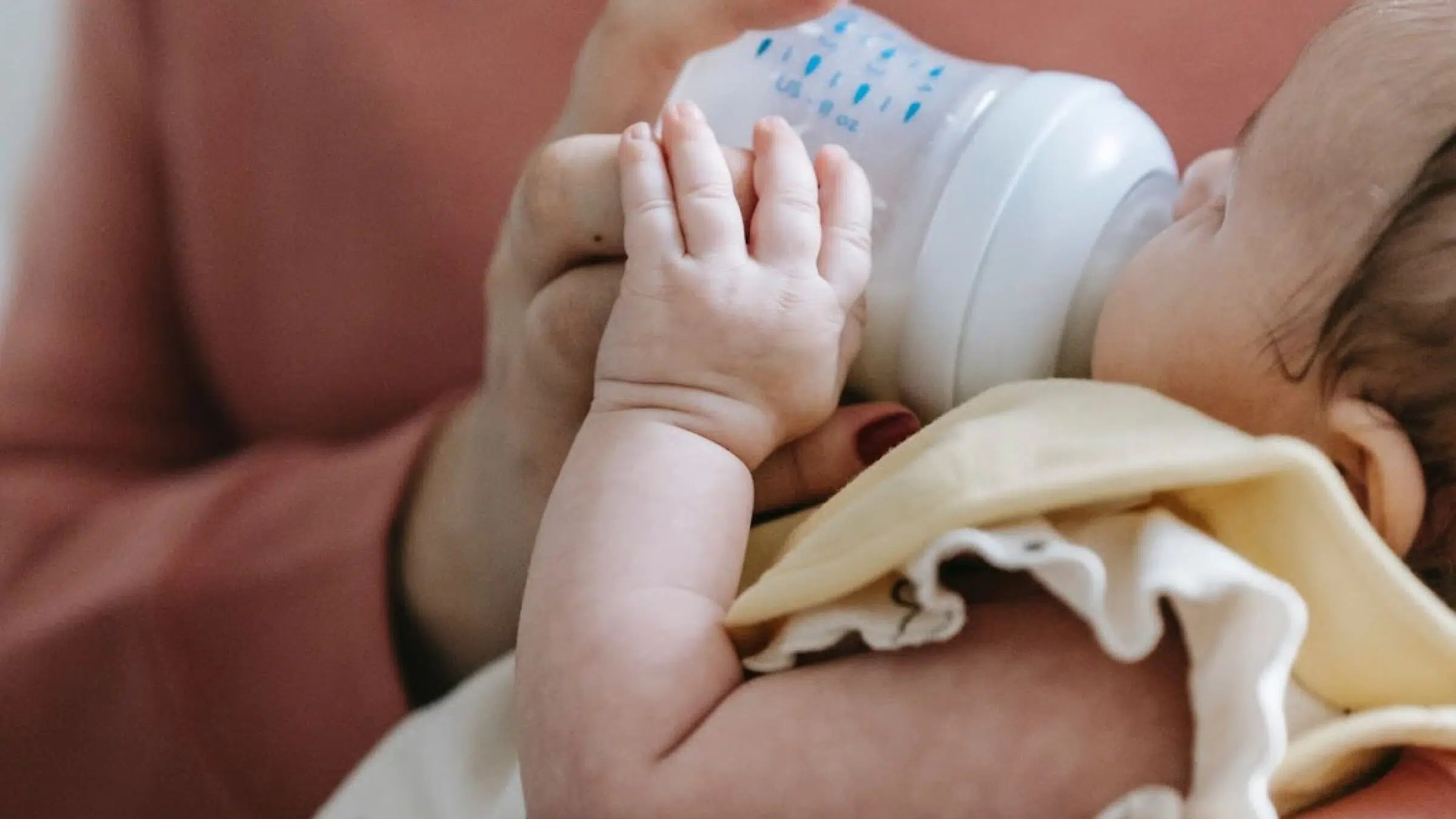 bottle feeding babies, best bottle feeding positions, powdered infant formula