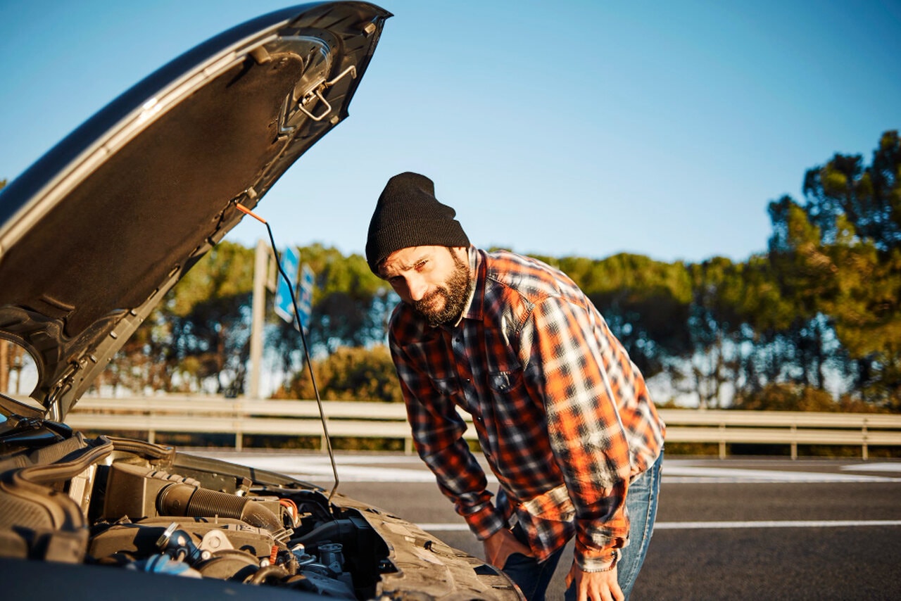 Jako kierowca, który ma prawo jazdy, pamiętaj o wykupieniu ubezpieczenia. Źródło: https://www.freepik.com/free-photo/man-standing-his-broken-car_10320855.htm#fromView=search&page=1&position=22&uuid=ca508519-5686-4c66-ad23-5087ff7272a6&query=awaria+samochodu