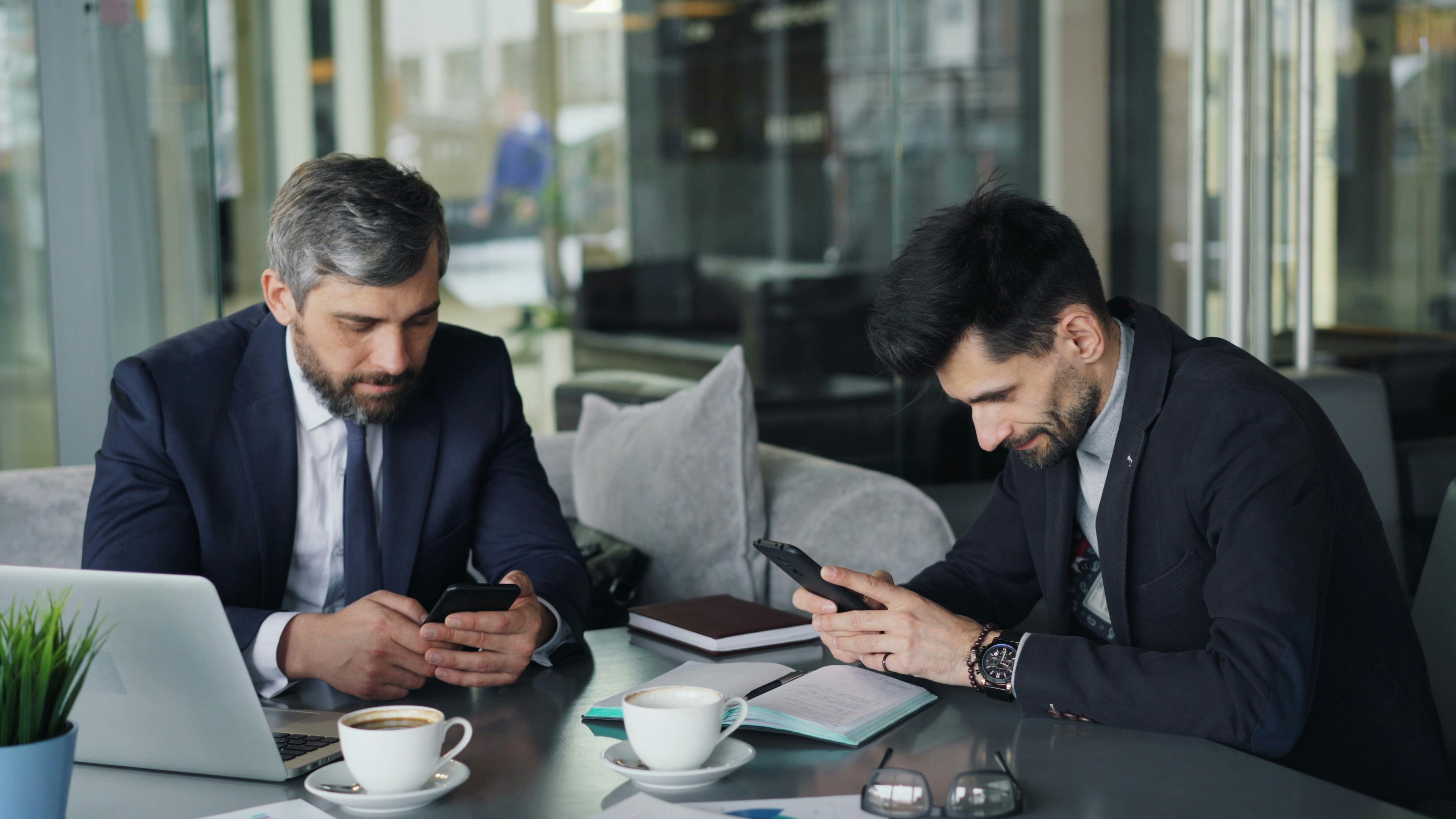 Les distractions (comme l'utilisation des réseaux sociaux) amène certaines personnes à procrastiner - à remettre à plus tard des tâches importantes ou la prise de décision.