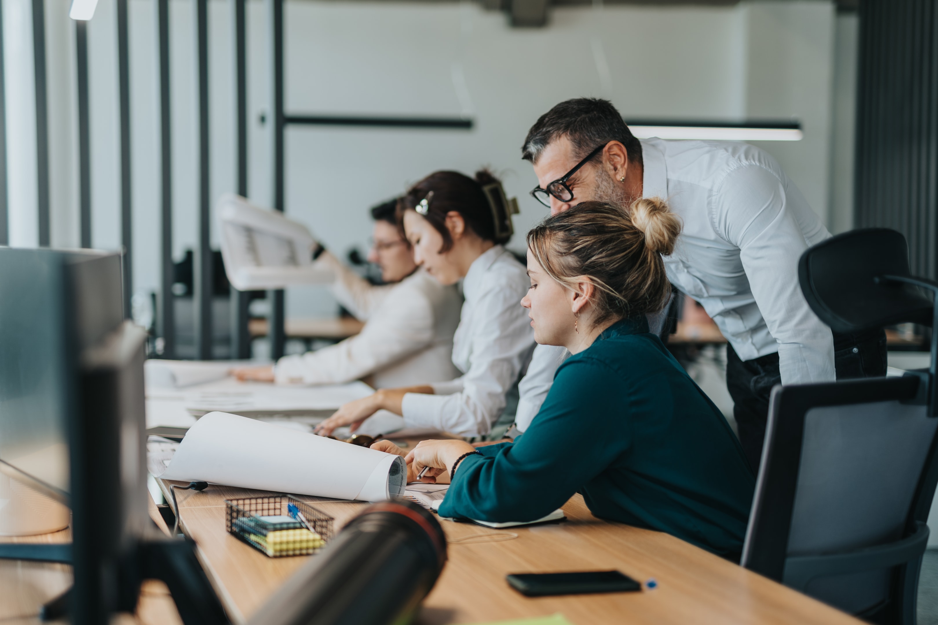 pracownicy analizujący proces przełożenia wizji założycielskiej na model biznesowy