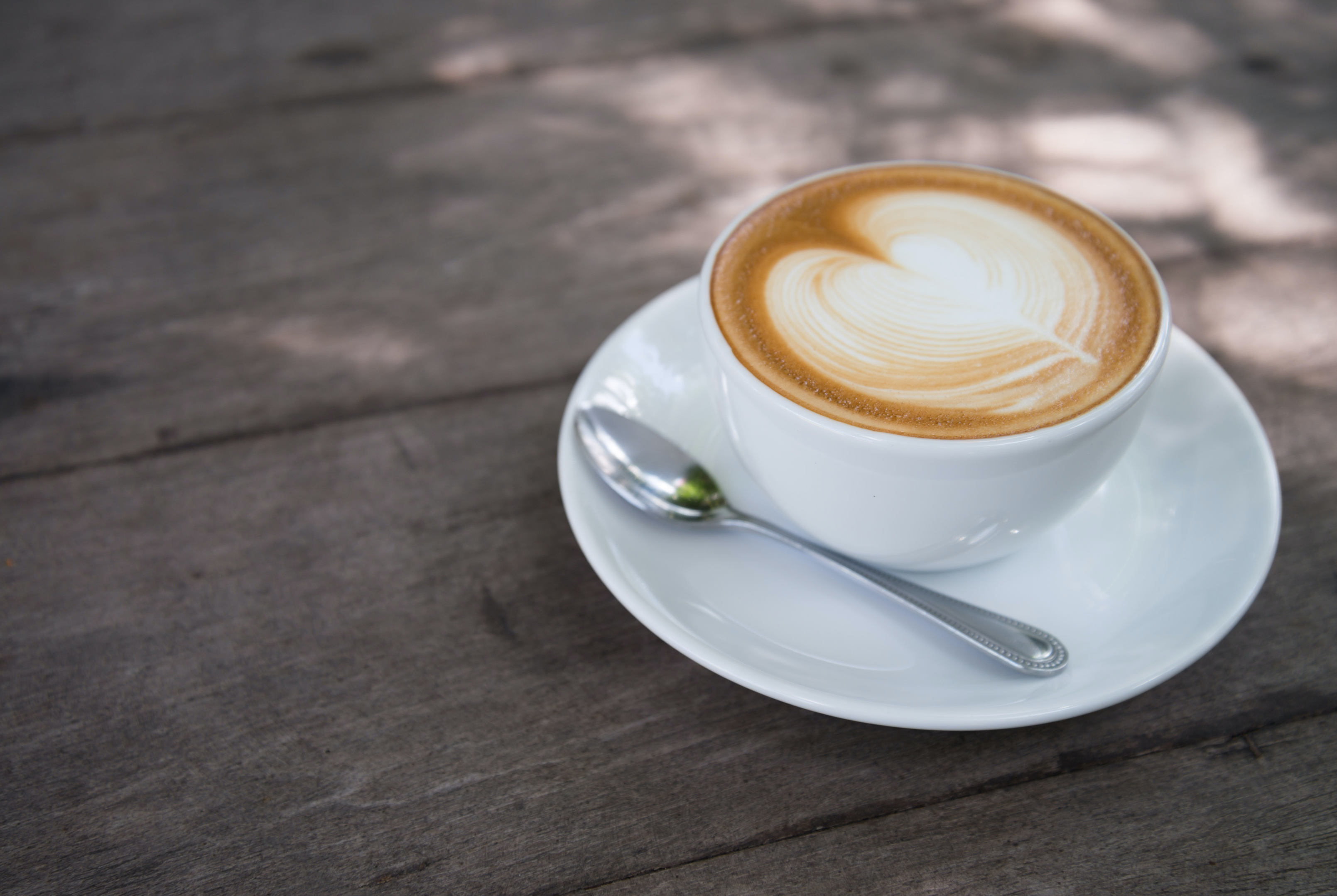 Xícara de café com leite - Foto: Pexels - Decha Huayyai