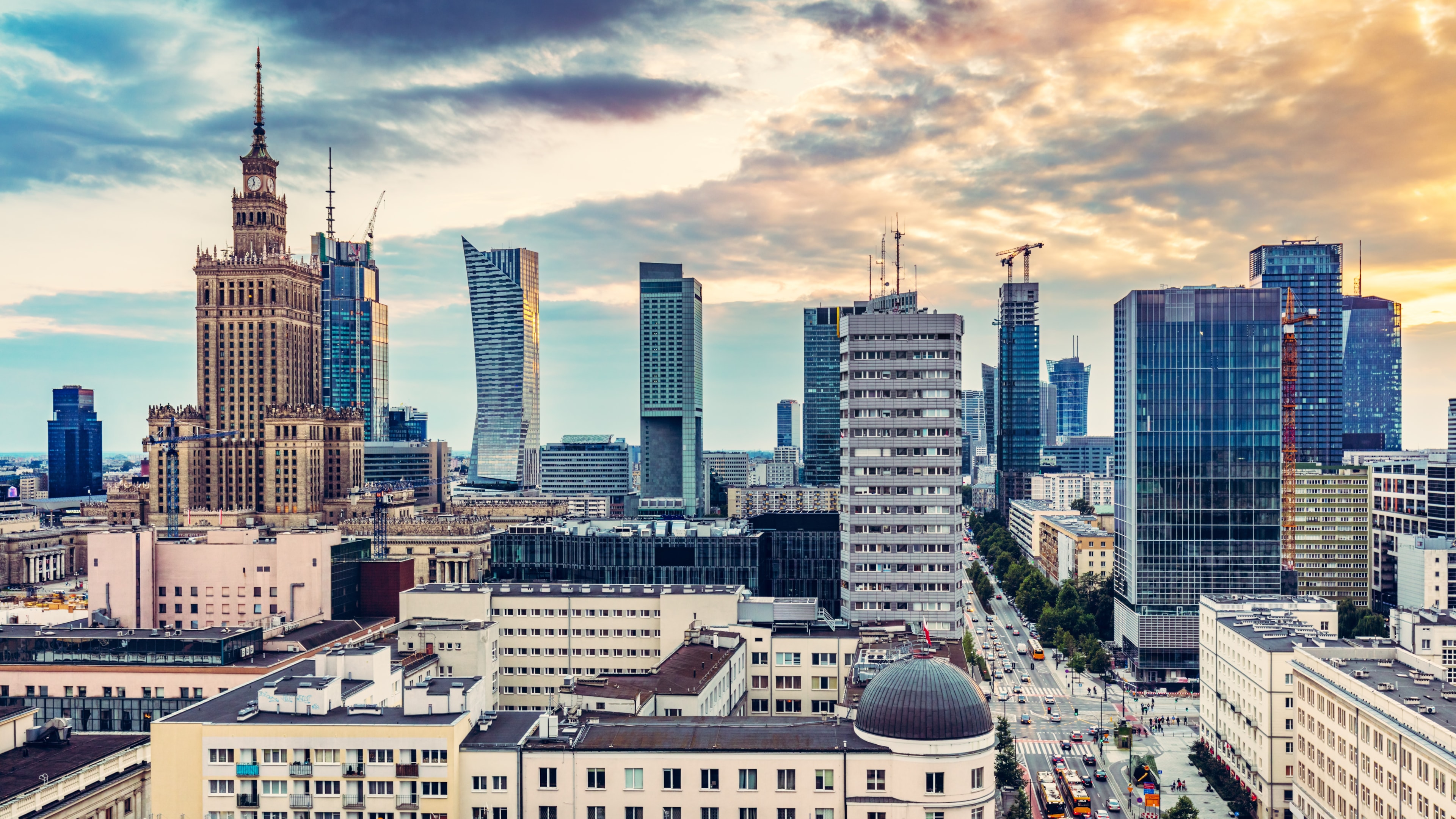 Na zdjęciu wieżowce w centrum Warszawy, w których są biura do wynajęcia.