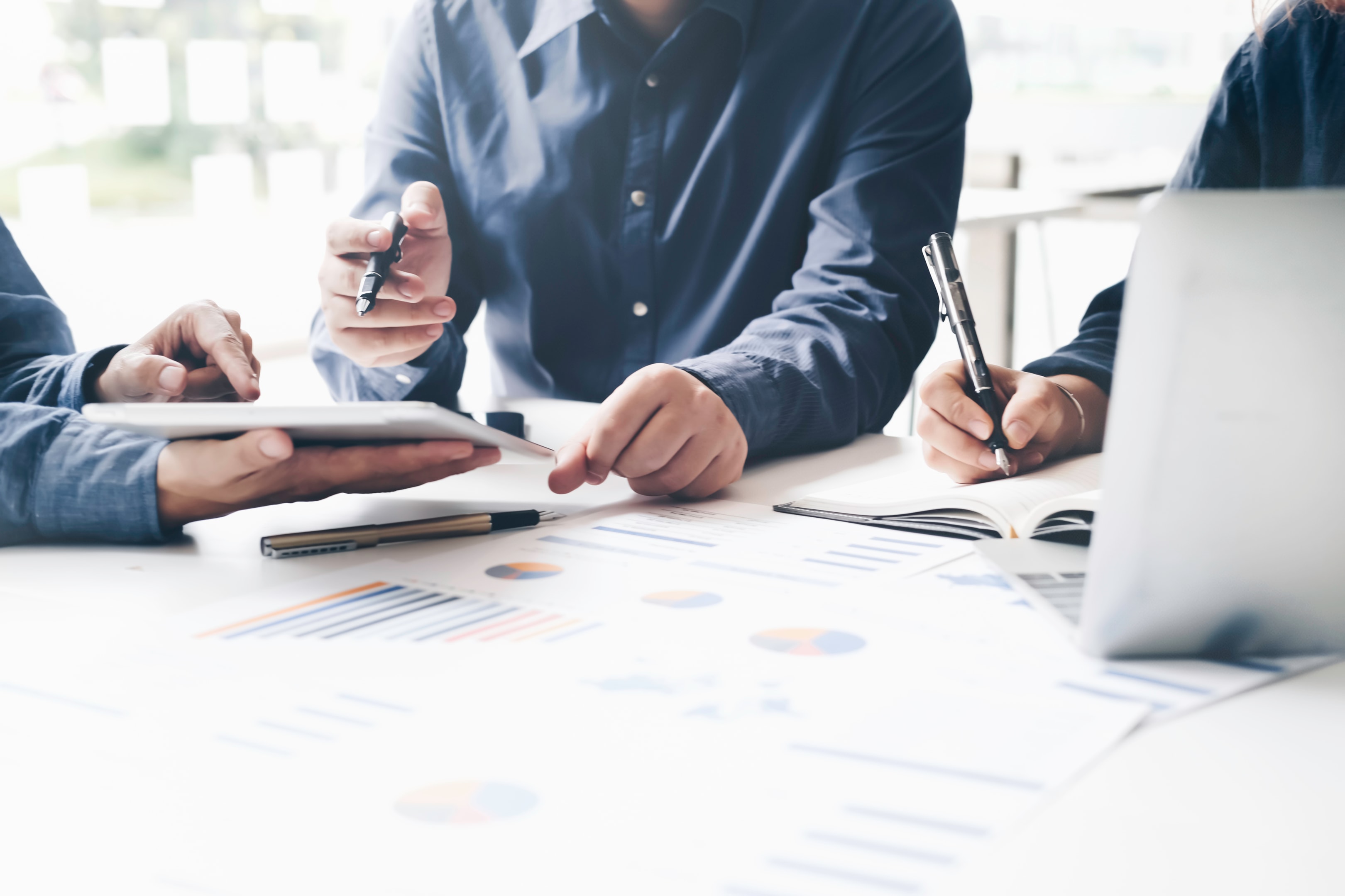 Posługiwanie się środkami komunikacji elektronicznej – szkolenia pracowników, lepsze wyniki i podsumowanie rynku.