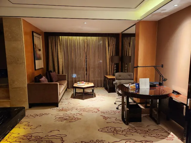 Hilton Zhongshan Downtown Review_ Zhongshan hotel boast a stylish working Area