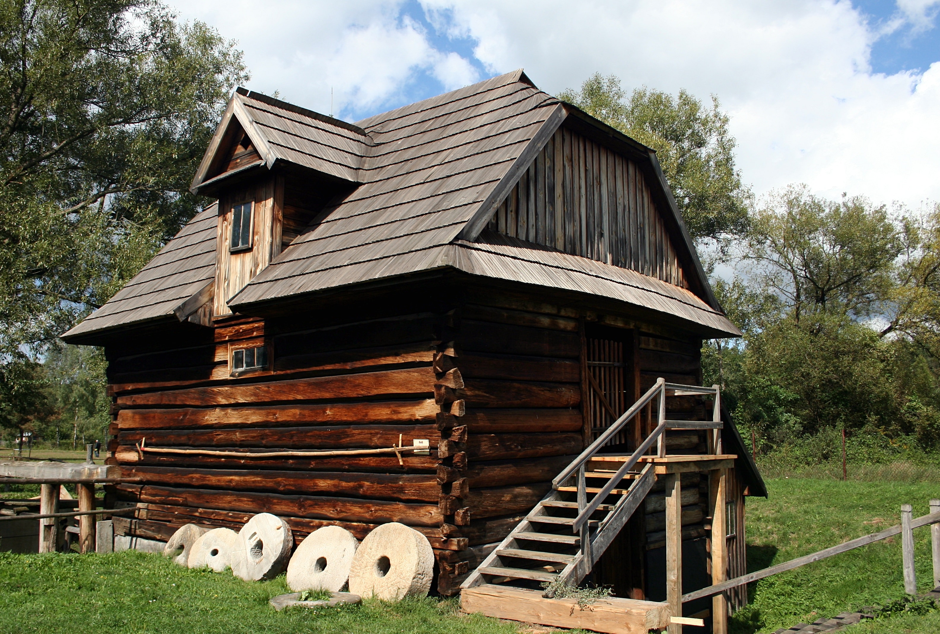 Muzeum Kultury Ludowej w Kolbuszowie, Młyn Wodny (źródło: https://commons.wikimedia.org/wiki/File:Skansen_Kolbuszowa_m%C5%82yn_wodny_z_%C5%BBo%C5%82yni_Dolnej_03.09.2010_p2.jpg)