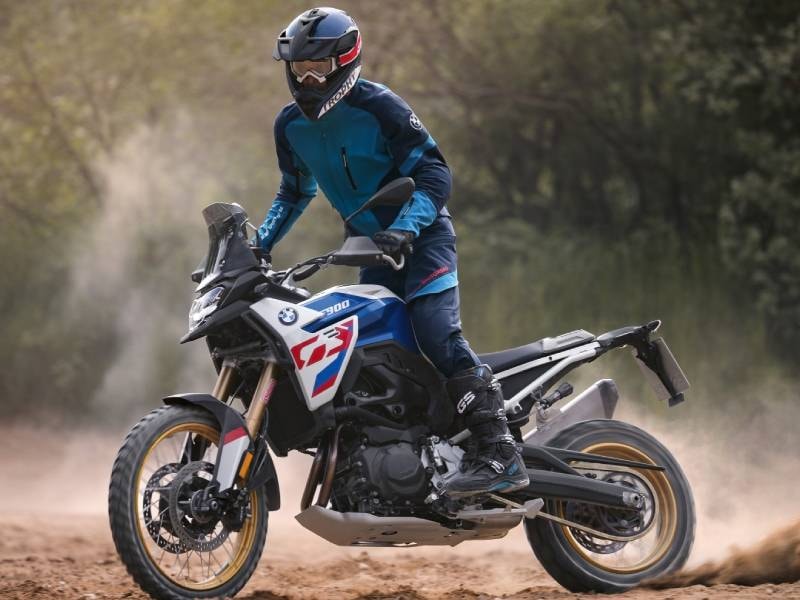 un motorista con una BMW F 900 GS durante un enduro