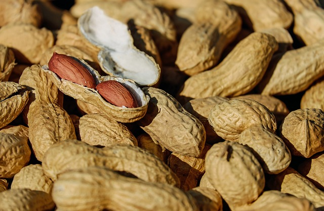 An image of a pile of roasted peanuts.