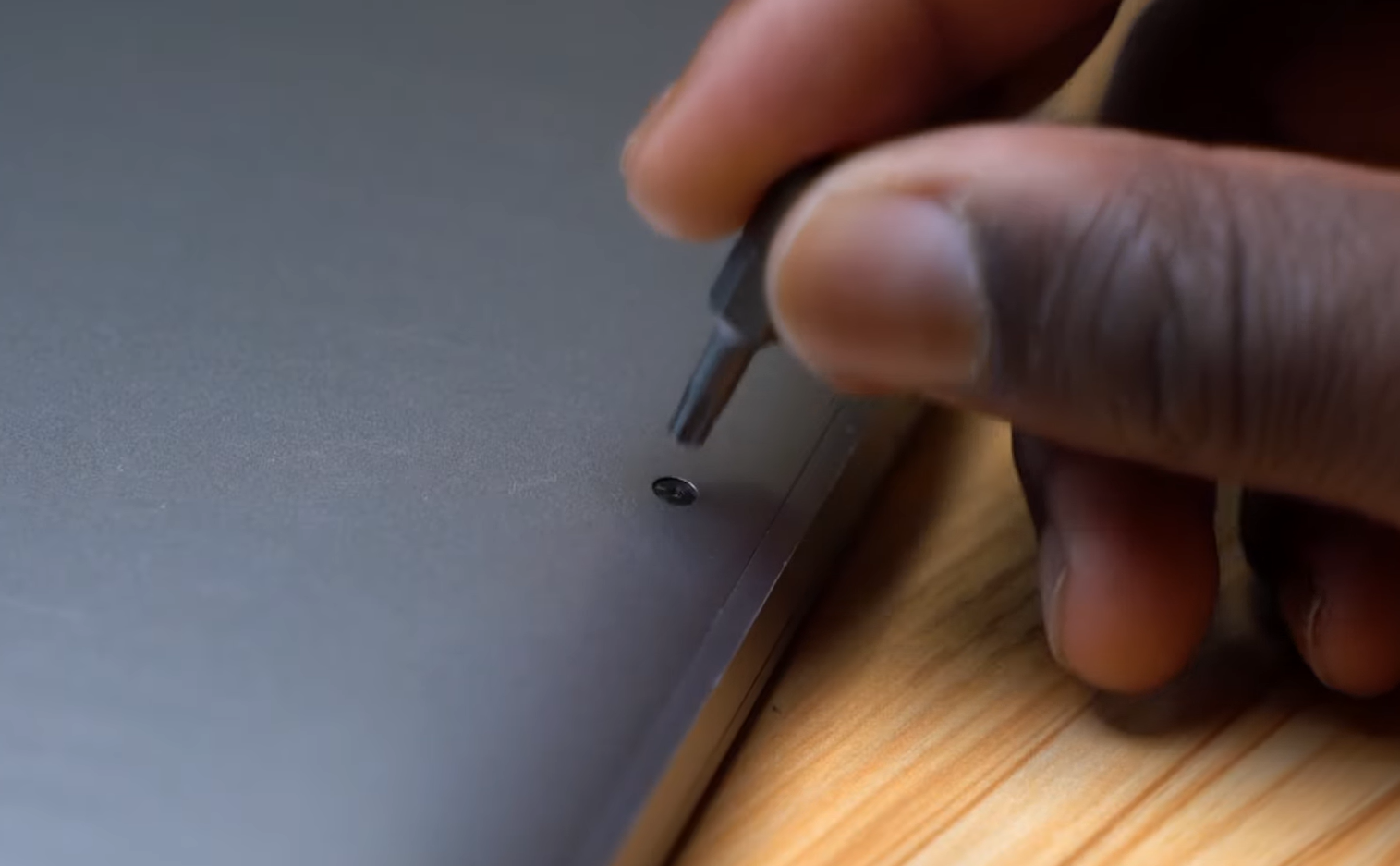 Hoto cordless screw driver used on laptop