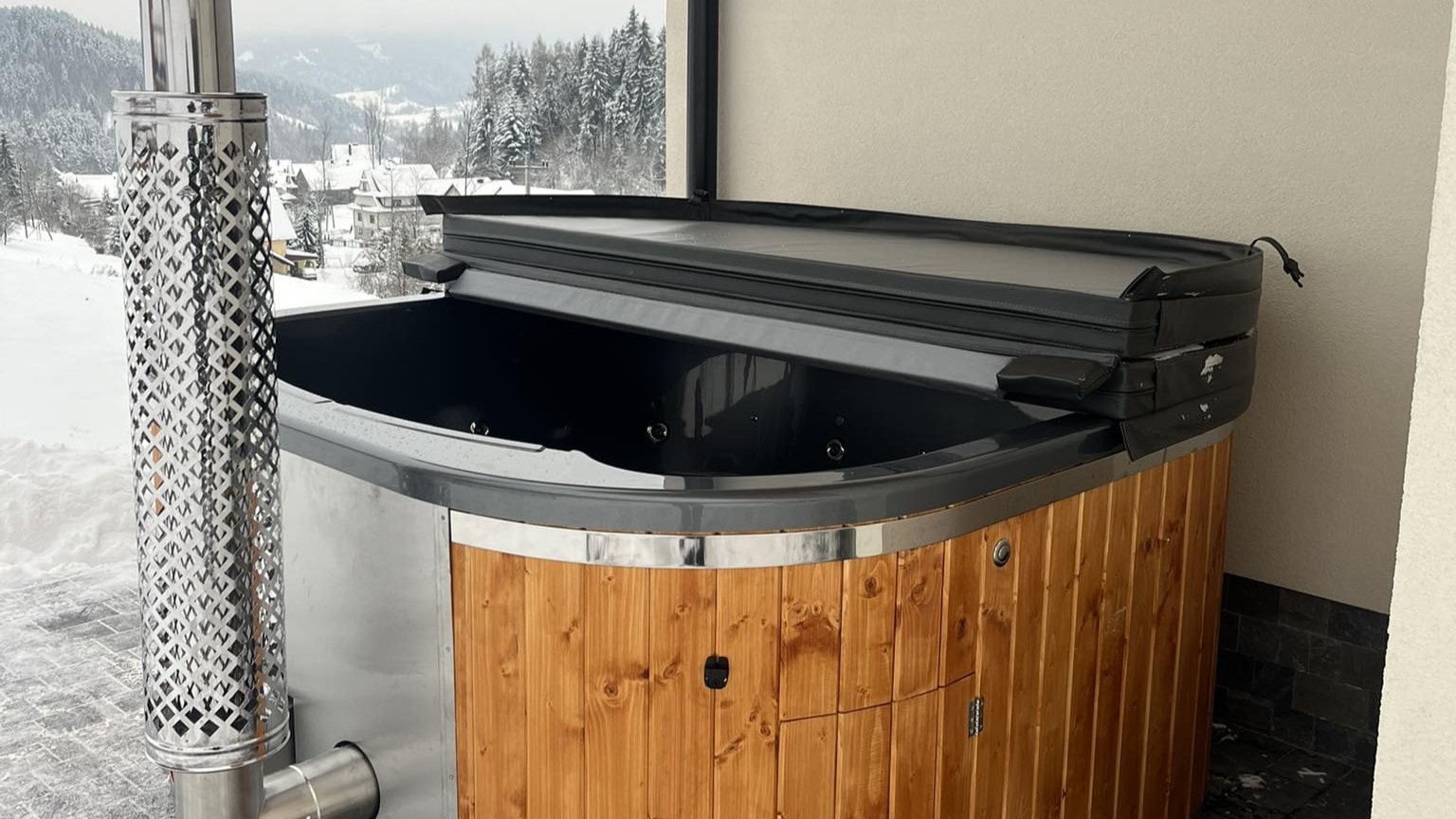 Balia ogrodowa Balia Technic w zimowej scenerii! Znajduje się na niej solidna pokrywa termiczna na specjalne zatrzaski.