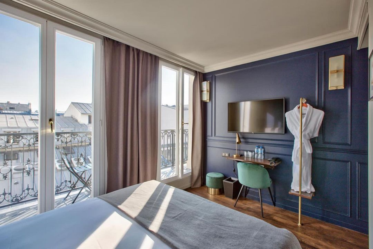 montmartre hotel with eiffel tower view