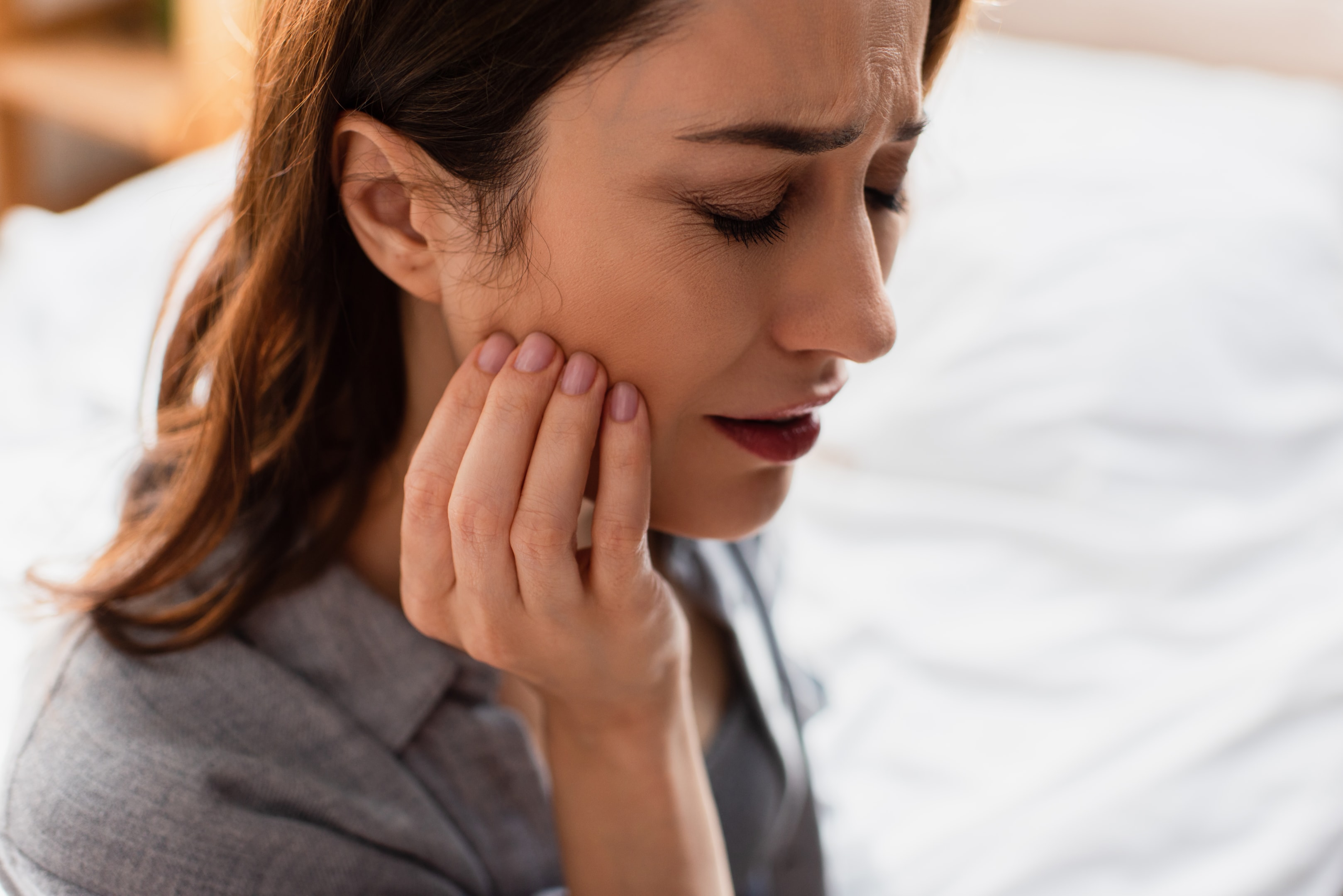 a person who experiences persistent pain and should therefore google "tooth extraction near me"