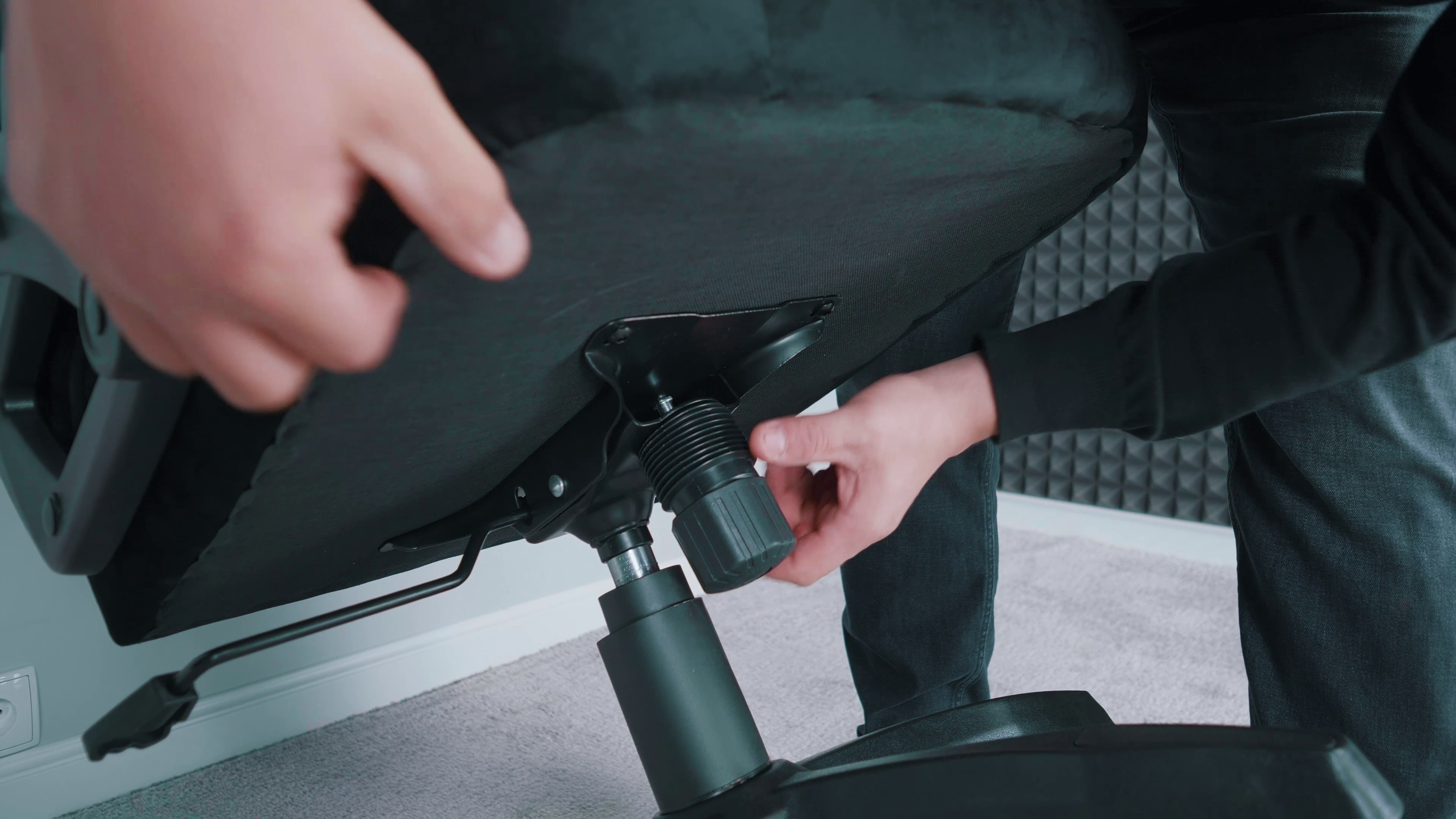 Fotel gamingowy czy fotel ergonomiczny? Kompleksowe porównanie dla wymagających użytkowników 4 Podstawowy mechanizm krzesła gamingowego. Źródło: Brastech
