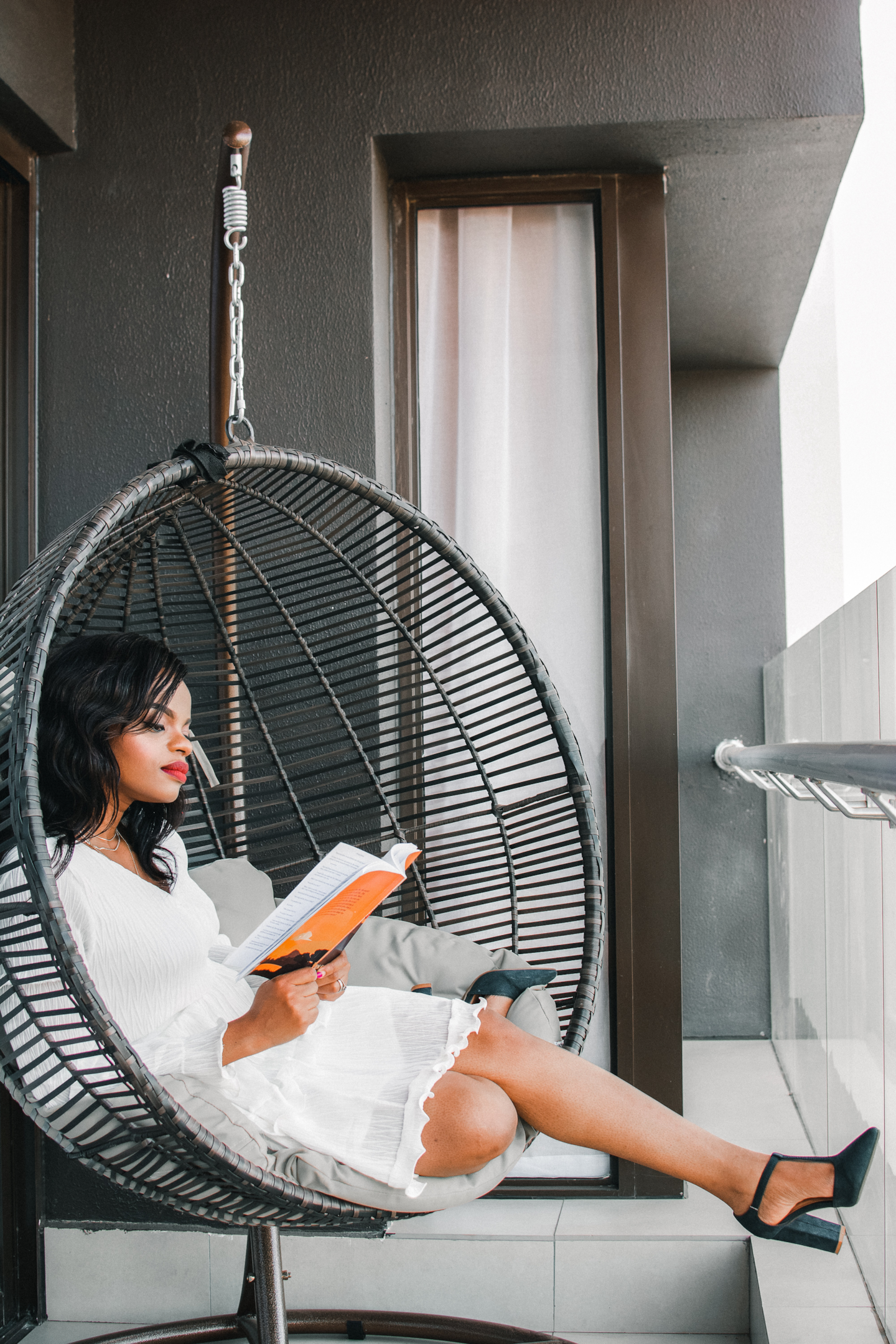 Simply place it in front of the wall and always face the sun: hanging chairs make everything more comfortable