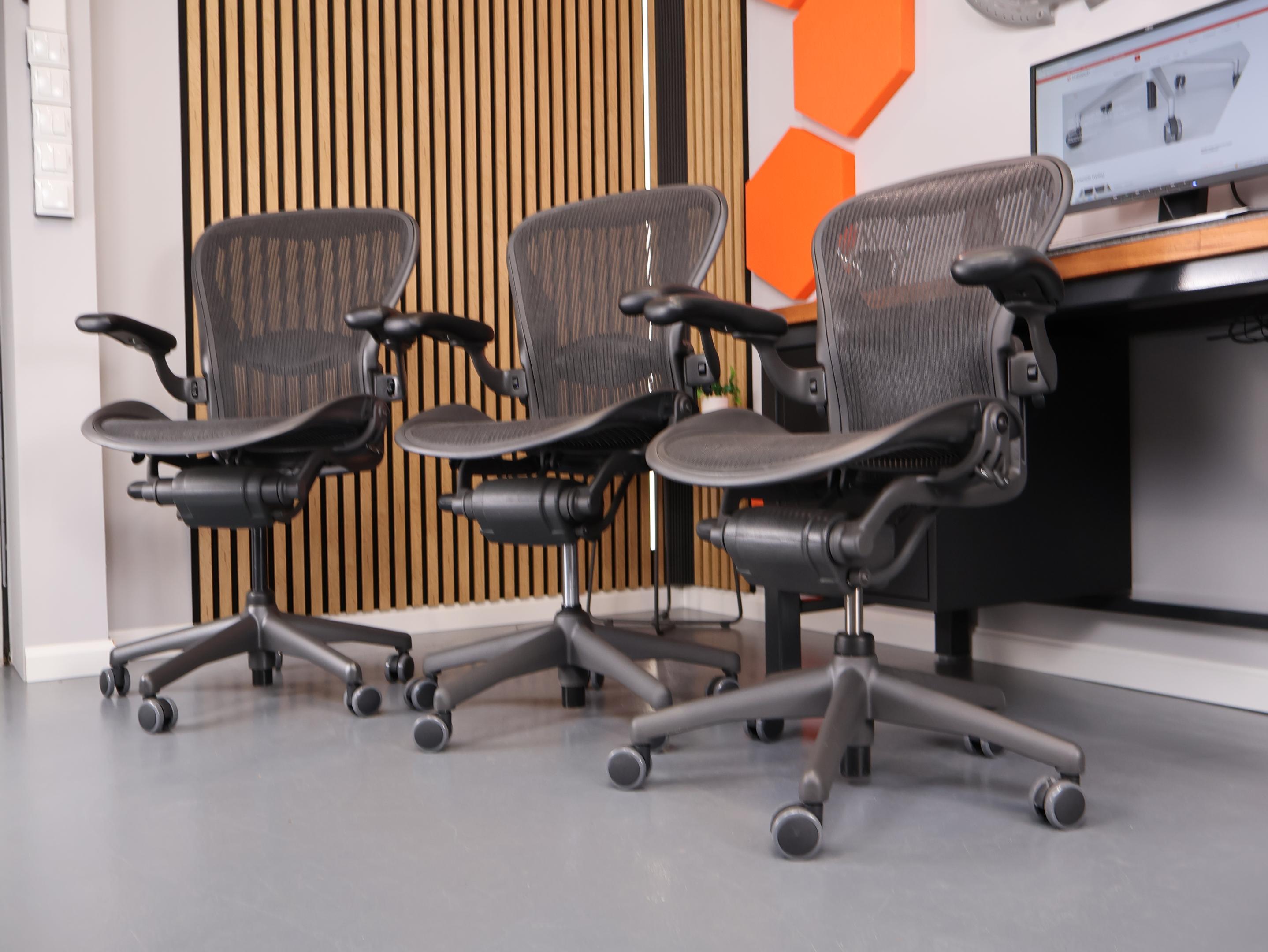 Herman Miller Aeron Classic – kompletna recenzja. Czy to naprawdę jeden z najlepszych foteli biurowych? 9 Wszystkie rozmiary Herman Miller Aeron Classic. Źródło: Brastech
